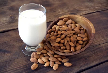 Latte di mandorle